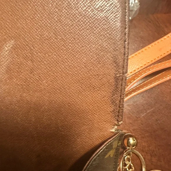 Louis Vuitton Saint Cloud Crossbody - Picture 7 of 12